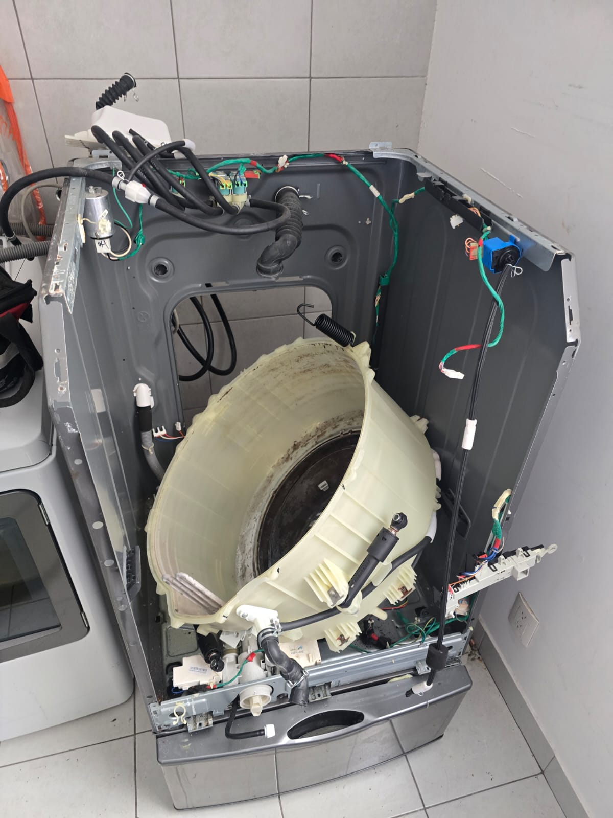 Diagnóstico de lavadora con vista interior de la electrónica y cableado