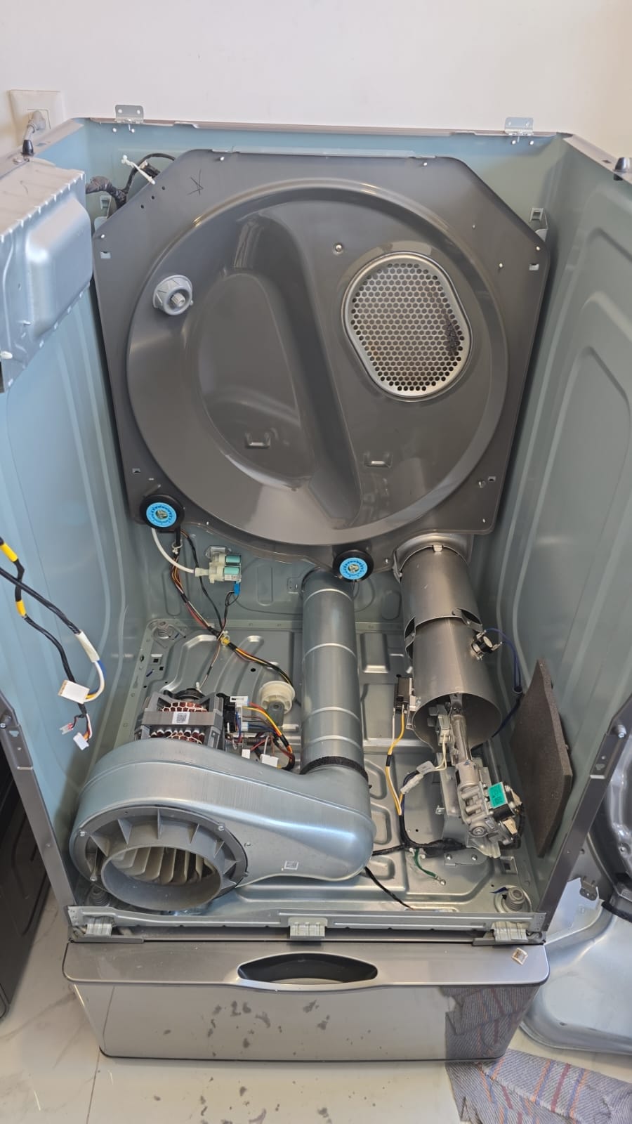 Interior de secadora desarmada para reparación de motor y sensores