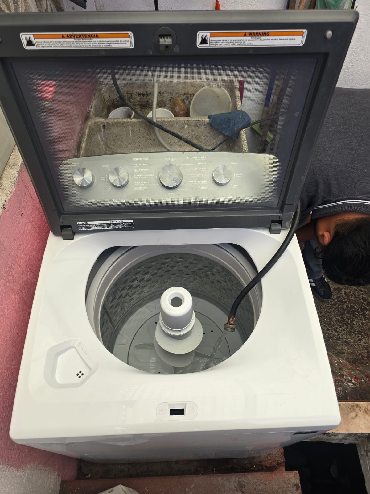 Mantenimiento de lavadora de carga superior con tapa abierta para diagnóstico