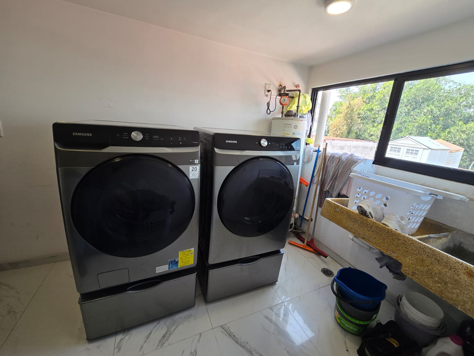 Par de lavadoras Samsung de carga frontal instaladas y en servicio