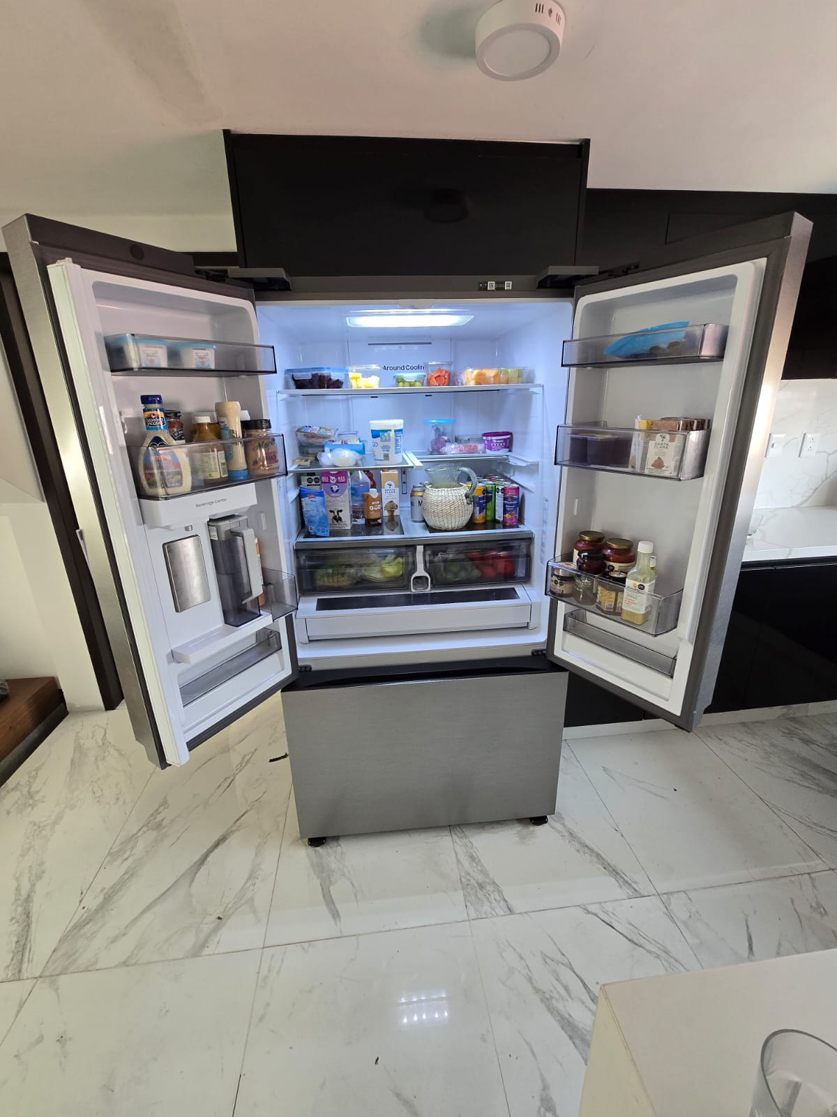 Mantenimiento de refrigerador French Door con puertas abiertas mostrando interior