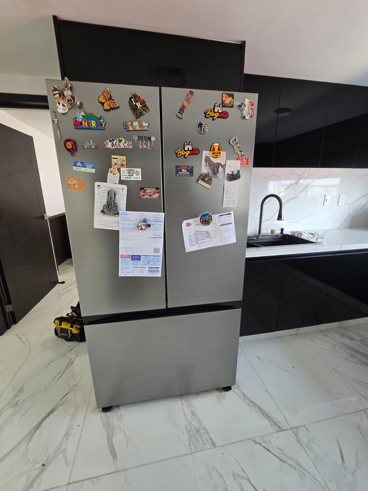 Refrigerador Samsung French Door moderno con acabado en acero inoxidable