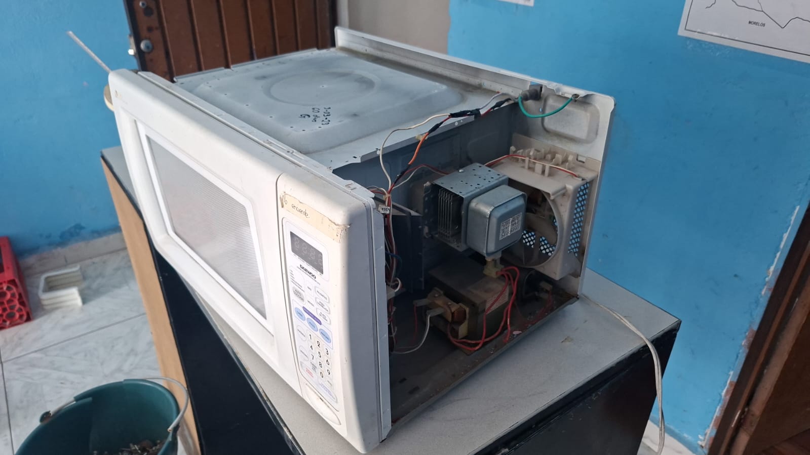 Diagnóstico interno de horno de microondas con magnetrón y transformador visible