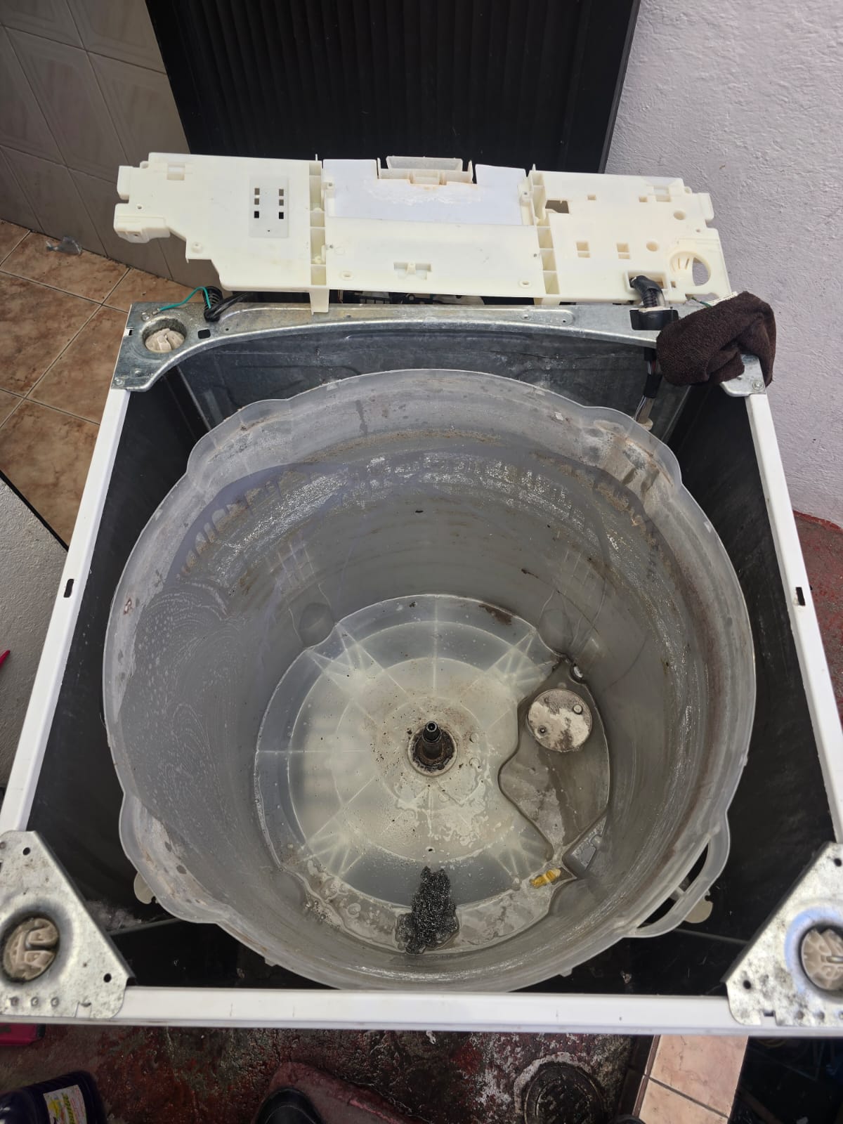 Tina de lavadora antes de limpieza profunda por mantenimiento preventivo